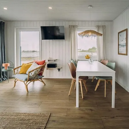 Attractive Houseboat On The * Großenbrode